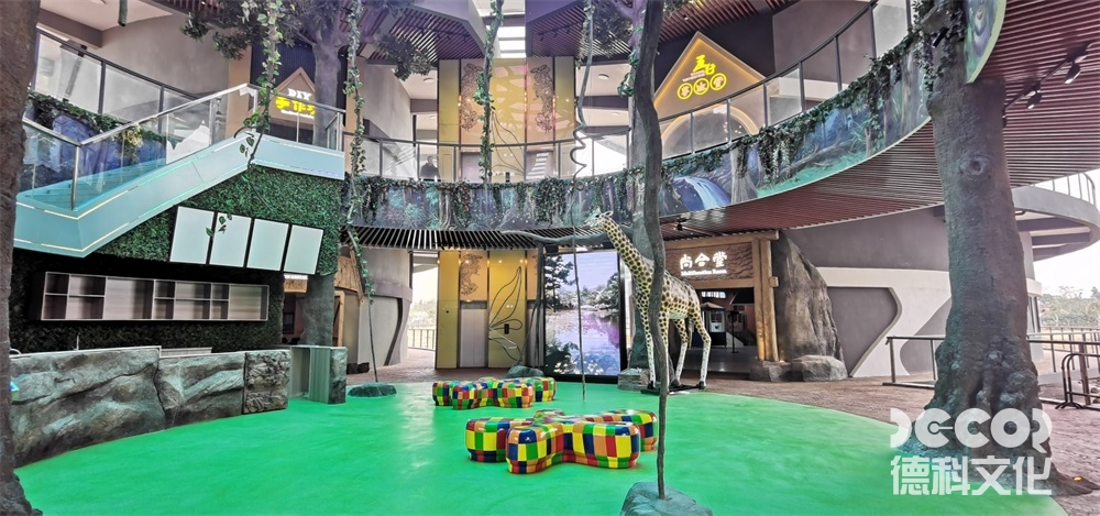 文化展館設計中，如何利用展示方式和裝置來展示不同文化的美學和審美特點？