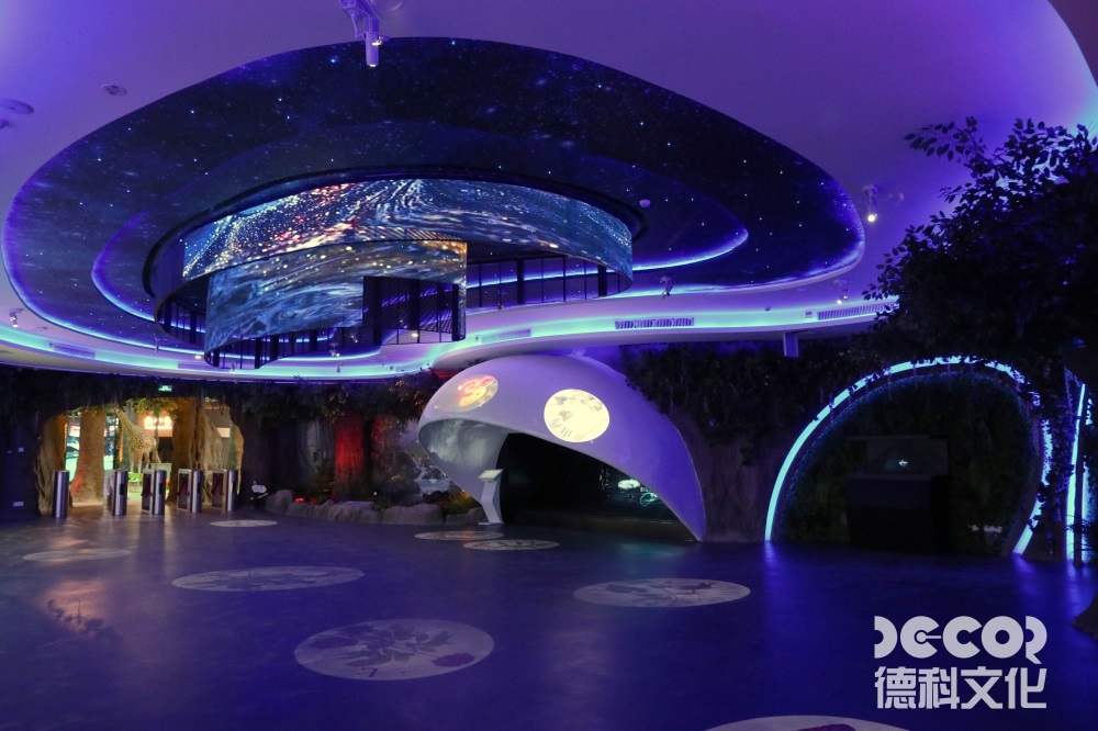 文化展館設計中，如何利用展示區域的燈光和音效來創造戲劇性的展覽效果？