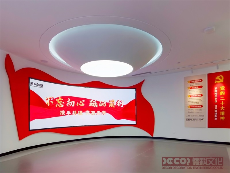 如何通過紅色展廳設(shè)計的主題增強參觀者的認同感？